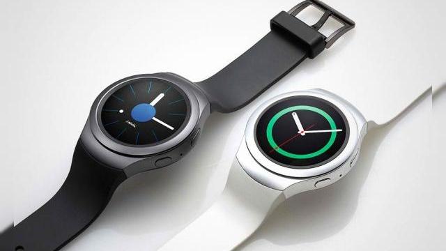 <b>Smartwatch-ul Samsung Gear S2 ajunge în oferta QuickMobile; pentru moment doar în versiunea sport</b>Iată că după apariția lui Moto 360 2nd Gen în oferta magazinelor online din România, este și rândul lui Samsung Gear S2 să-și facă apariția pe plan local. QuickMobile este retailer-ul ce vinde pentru moment doar versiunea Sport...