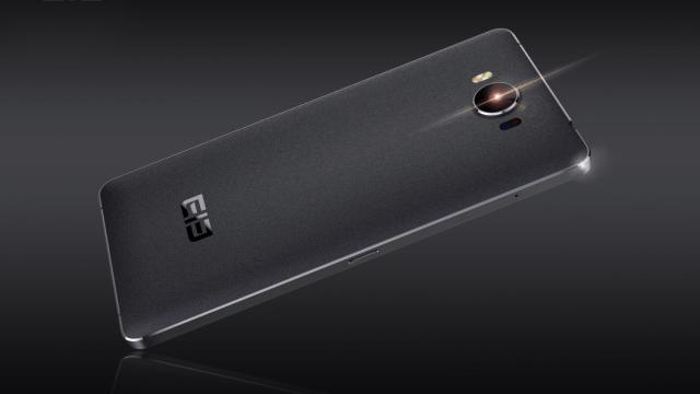 <b>Elephone P9000 îs face apariţia în câteva imagini, care îl fac să semene cu modelul Vivo Xshot; Vine cu focalizare laser</b>Elephone P9000 e cunoscut pentru faptul că soseşte cu procesor deca core la bord, dar înainte ca acest model să ajungă pe piaţă, el primeşte câteva randari astăzi. Aceste imagini fac terminalul să semene mult cu un Vivo Xshot. ...