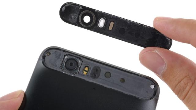 <b>Huawei Nexus 6P disecat de iFixit: foarte greu de reparat, dar cu un scanner de amprente inedit</b>Cei de la iFixit&nbsp;au avut şansa să disece noul Huawei Nexus 6P, rezultatul fiind imaginile de mai jos, dar şi c&acirc;teva constatări legate de carcasa acestui model şi de construcţia să. Primul lucru pe care trebuie să &icirc;l aflaţi că e...