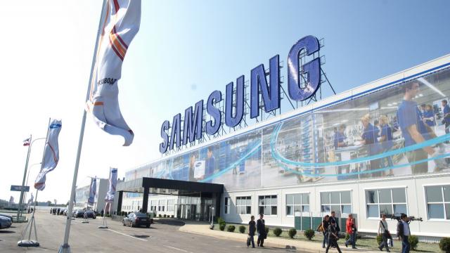 <b>Samsung îşi va reduce forţa de muncă pentru a tăia din costuri; Până la 30% din angajaţi ar putea fi disponibilizaţi</b>Samsung Group are intenţia de a îşi reduce numărul de angajaţi prin restructurări destul de serioase in perioada următoare. Segmentul managerial e si el vizat de acest val de concedieri, se pare. Dorinţa Samsung este de a reduce din...