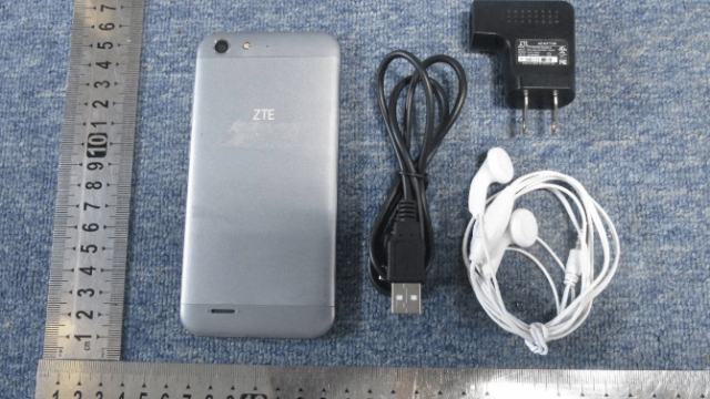 <b>ZTE Blade L6 ajunge la autoritatea de cerificare din SUA, are o alură de HTC One A9</b>ZTE Blade L6 a ajuns recent la FCC, primind aprobarea acestei autorităţi şi cu această ocazie apărând şi în imaginile de mai jos. Pentru a nu spune că acest model seamănă cu un iPhone, vom spune că seamănă puţin cu un HTC One A9....