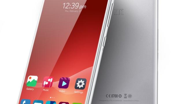 <b>Iată 5 smartphone-uri numai bune de oferit cadou celor dragi de sărbători; modele high-end cu prețuri ce pornesc de la 150 dolari (~613 lei)</b>Cum luna cadourilor ne bate practic la ușă, este vremea să punem la cale și lista de cumpărături pentru cadourile ce le vom oferi celor dragi, produse dintre care smartphone-urile nu vor lipsi cu siguranță. Astăzi vă propunem 5 astfel de...