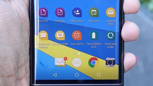 <b>BlackBerry Priv primeşte primele recenzii; Iată ce spun marile site-uri tech despre el - ecran excelent, camera bunicică, dar un design blocat în trecut + lag</b>A venit momentul să aruncăm o privire asupra primelor recenzii realizate pentru BlackBerry Priv, o tentativă a celor de la BB de a răm&acirc;ne relevanţi pe piaţa smartphone modernă. Terminalul e şi primul model cu Android de la BlackBerry şi...