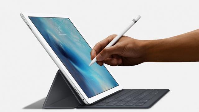 <b>iPad Pro disponibil de mâine la comandă pe apple.com; prețurile încep de la 799 dolari pentru versiunea standard</b>Prin intermediul unei postări, cei de la Apple au anunțat faptul că tableta gigant iPad Pro 12.9, va fi disponibilă la comandă &icirc;ncep&acirc;nd din data de 11 noiembrie, prin intermediul magazinului online apple.com. De asemenea,...