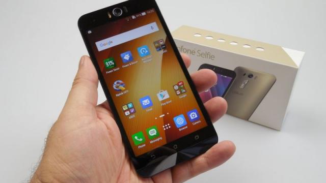 <b>ASUS ZenFone Selfie Unboxing (ZD551KL): telefonul "ciclop" aterizează pe masa de teste Mobilissimo.ro (Video)</b>După ASUS ZenFone 2 cu 4 GB RAM şi ASUS ZenFone Laser, e acum rândul lui ASUS ZenFone Selfie să ajungă pe masa noastră de teste. Terminalul a sosit la noi în varianta ZD551KL şi se remarcă printr-o cameră frontală puternică, cu blitz...