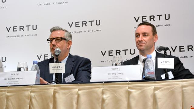 <b>Noul CEO Vertu confirmă că telefoanele de lux vor fi produse în continuare în UK, deşi firma aparţine de Hong Kong acum</b>Săptăm&acirc;na trecută aflam că Vertu a trecut &icirc;n proprietatea unei entităţi financiare din Hong Kong, Godin Holdings. Azi vedem ce presupune aceasta mutare şi &icirc;n ce măsură &icirc;şi vor putea produsele Vertu păstra emblema de...