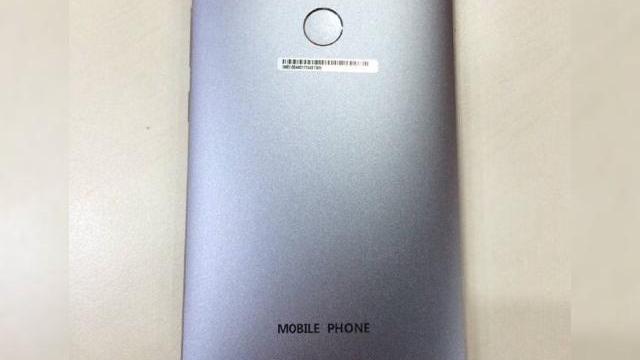 <b>Huawei Mate 8 fotografiat îndeaproape, apare cu branding China Mobile</b>Am fi crezut că odată cu chipsetul HiSilicon Kirin 950 va fi anunţat şi Mate 8 cu puţin timp &icirc;n urmă, dar se pare că nu a fost aşa. Debutul sau a fost păstrat pentru finalul acestei luni, dar p&acirc;nă atunci putem admira handsetul...