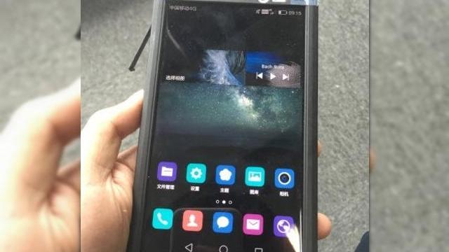 <b>Huawei Mate 8 fotografiat sub camuflaj industrial, are o cameră care ne intrigă în continuare</b>Huawei Mate 8 a apărut at&acirc;t de des &icirc;n fotografii şi randari &icirc;nc&acirc;t ai crede că e deja lansat. Terminalul care va inaugura chipsetul Kirin 950 are parte de o nouă scăpare astăzi, sub forma a c&acirc;teva fotografii hands on....