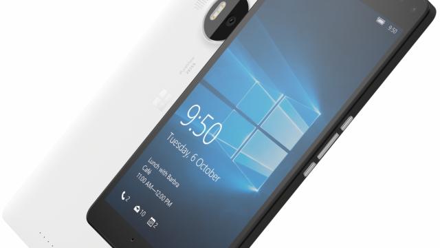 <b>Vodafone România dă startul pre-comenzilor pentru phablet-ul Microsoft Lumia 950 XL</b>Odată cu Lumia 950, iată că în portofoliul celor de la Vodafone ajunge și modelul Microsoft Lumia 950 XL, versiunea de tip phablet. Terminalul de față este la ora actuală cel mai bine dotat smartphone din gamă, sosind cu specificații de...