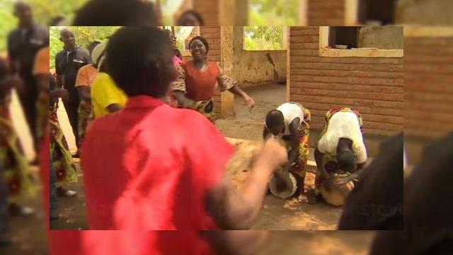 <b>Iată cum se poate încărca un telefon folosindu-se un cuptor din pământ și un generator termoelectric (Video)</b>Urmărind pagina de Facebook a celor de la BBC World Service, am dat și peste un clip video foarte interesant, unul ce ne prezintă soluția găsită de către tribul M’Chenga din Malawi, pentru încărcarea dispozitivelor electronice, o...