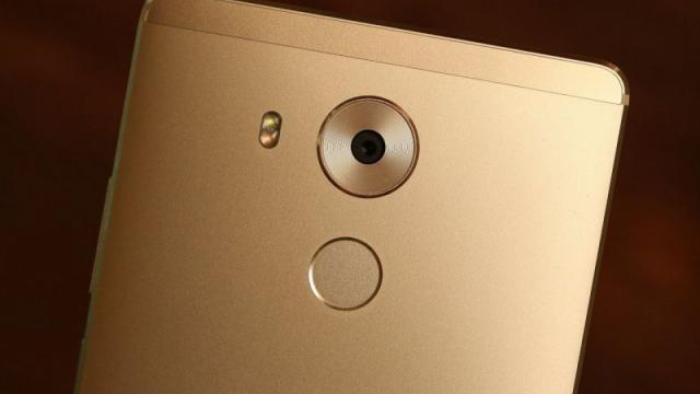 <b>Huawei Mate 8 apare în benchmark-uri cu rezultate zdrobitoare pentru rivali: 94250 puncte în AnTuTu</b>Ştiam că procesorul Huawei HiSilicon Kirin 950 e foarte puternic chiar dinainte să se lanseze Huawei Mate 8, iar acum că varianta finală a terminalului a fost supusă la teste, rezultatele benchmark-urilor sunt şi mai impresionante. Astfel, azi...