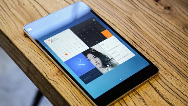 <b>Tableta Xiaomi Mi Pad 2 poate fi cumpărată de astăzi prin intermediul QuickMobile.ro; costă 999 lei în varianta cu 16 GB de stocare</b>Nu doar smartphone-ul Xiaomi Redmi Note 3 a poposit astăzi &icirc;n oferta QuickMobile, ci și tableta Mi Pad 2, device lansat &icirc;n aceeași zi ca și phablet-ul de față. Noua tabletă adusă pe piață de către compania chineză adoptă un format...