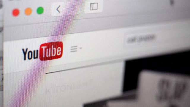 <b>YouTube are de gând să ofere filme şi seriale TV în cadrul abonamentului Red</b>Serviciul pe bază de abonament YouTube Red e pe cale să primească conținut nou, acum că Alphabet se află în discuţii cu studiourile producătoare de filme. Astfel vor fi realizate producţii unice pentru YouTube Red, iar...