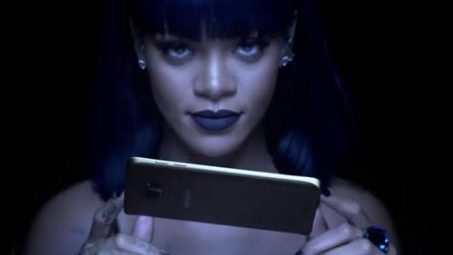 <b>Rihanna încheie un parteneriat cu Samsung pentru promovarea noului său album; O mega campanie augmented reality criptică ANTI (Video)</b>Rihanna nu se dezminte şi a postat un scurt clip foarte ciudat pe Instagram azi, care se încheie cu un telefon Samsung în prin plan. Am aflat la o căutare rapidă pe Google că Rihanna pregăteşte un album nou şi colaborează cu Samsung...