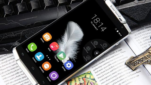 <b>Iată telefonul cu baterie care face de râs tabletele: Oukitel K10000 are o baterie de 10000 mAh</b>Ne minunam în ultimul an de fiecare dată când vedeam că un telefon are o baterie cu capacitate de peste 6.000 mAh. Ei bine azi am descoperit un telefon cu baterie de 10.000 mAh, care poate ţine piept oricărei tablete de pe piaţă la...