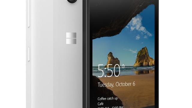 <b>Microsoft Lumia 550, cel mai accesibil device cu Windows 10 Mobile, ajunge la eMAG.ro</b>La ora actuală pe piață se află doar 3 dispozitive mobile ce vin din fabrică cu sistemul de operare Windows 10 Mobile, și anume Lumia 950, Lumia 950 XL, respectiv Lumia 550. Acesta din urmă este totodată și cel mai accesibil model cu noua...