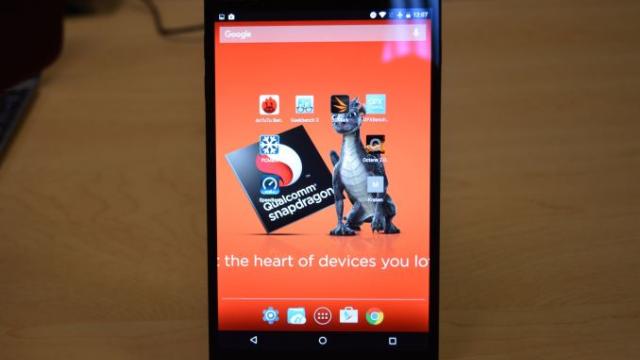 <b>Primele benchmark-uri publice ale lui Snapdragon 820 îşi fac apariţia: rezultate spectaculoase, fără supraîncălzire şi cu consum redus cu 30%</b>Qualcomm Snapdragon 820 debuta oficial cu câteva zile în urmă, urmând a fi chipsetul multor flagshipuri anul viitor. Între timp au apărut şi primele benchmarkuri publice şi oficiale pentru acest CPU şi detalii despre...