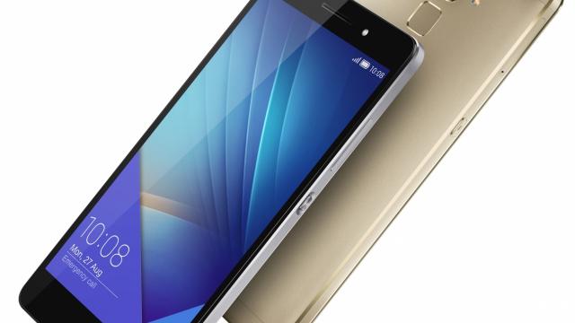 <b>Huawei lansează o versiune actualizată pentru Honor 7; vine cu tehnologia de încărcare rapidă și rulează Android 6.0 Marshmallow</b>Lista de lansări Huawei pentru anul 2015 &icirc;ncă nu a luat sf&acirc;rșit, astăzi fiind dezvăluit un nou terminal la fel de interesant ca și Mate 8. Este vorba despre o ediție actualizată a smartphone-ului Honor 7, un terminal ce sosește cu...