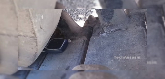 <b>Nokia 3310 versus tanc; Credeţi că scapă teafăr? (Video)</b>Am văzut telefoane Nokia 3310 supravieţuind celor mai dure scăpări de la &icirc;nălţimi variate şi sunt convins că poţi lovi cu ciocanul acest handset şi el să funcţioneze &icirc;n continuare. Ce se &icirc;nt&acirc;mplă totuşi dacă un 3310...