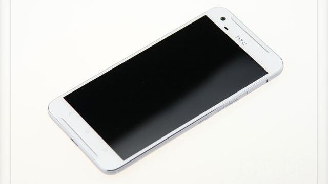 <b>HTC One X9 se lasă admirat în cele mai bune imagini de până acum; vine cu difuzoare stereo BoomSound</b>Pe HTC One X9 l-am mai văzut anterior într-o serie de randări, dar astăzi avem ocazia să admirăm fotografii cu acesta în varianta prototip, cele mai bune imagini de până acum. Telefonul de tip phablet este comparat totodată cu HTC...