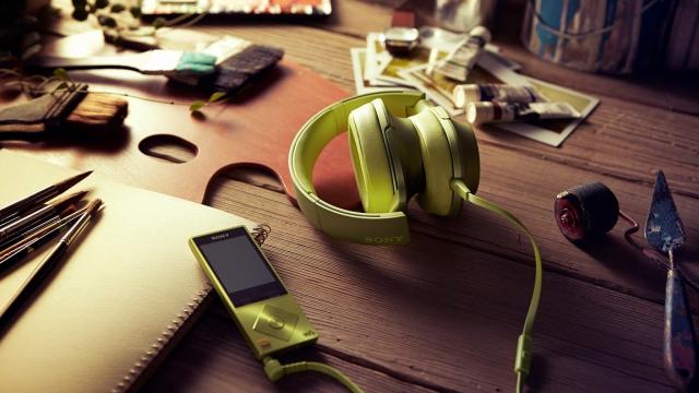 <b>Sony lansează noile căşti fashion h.ear şi noile playere Walkman A20, cu suport Hi-Res Audio</b>Pasionaţii de muzică au acum şi accesorii fashion la care să &icirc;şi savureze hiturile, Sony lans&acirc;nd &icirc;n ţara noastră două produse de tip Hi-Res Audio. E vorba despre căştile h.ear şi modelele Walkman din seria A20. &nbsp; Ambele...