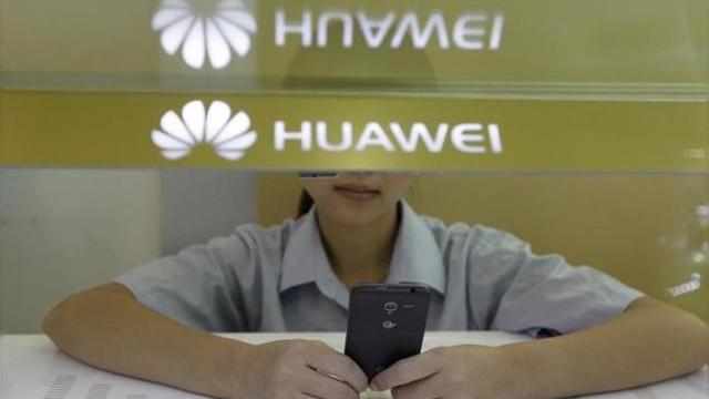 <b>Huawei anunţă că a livrat peste 100 de milioane de smartphone-uri în 2015</b>Huawei tocmai a anunţat atingerea unui prag istoric de peste 100 de milioane de smartphone-uri livrate &icirc;n 2015. Vestea a venit prin intermediul contului oficial de Weibo al companiei, care a intrat &icirc;n clubul select al celor de la Samsung şi...