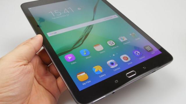 <b>Samsung Galaxy Tab S2 9.7 Review: cea mai comodă tabletă din lume nu depăşeşte totuşi cu mult predecesorii (Video)</b>Samsung Galaxy Tab S2 9.7 a poposit la noi la review la final de toamnă, după ce anul trecut testasem modelul Galaxy Tab S 8.9, care ne impresionase plăcut. Aflaţi că Galaxy Tab S2 9.7 e cea mai subţire tableta din lume, cu o talie de 5.6 mm, iar...