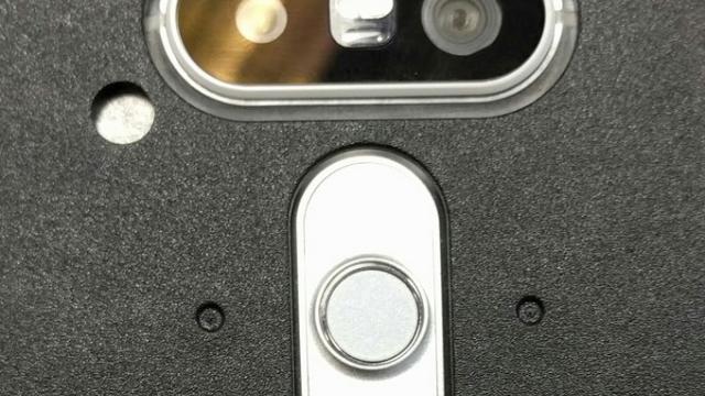 <b>Prima fotografie cu LG G5 este aici! Telefonul vine într-un corp metalic și aduce o cameră foto duală</b>Ne aflăm la sf&acirc;rșitul anului 2015, o perioadă &icirc;n care iată zvonurile și scăpările referitoare la smartphone-urile din 2016, se &icirc;nmulțesc. Astăzi, primim o fotografie interesantă ce ne dezvăluie camera foto duală de pe LG G5,...