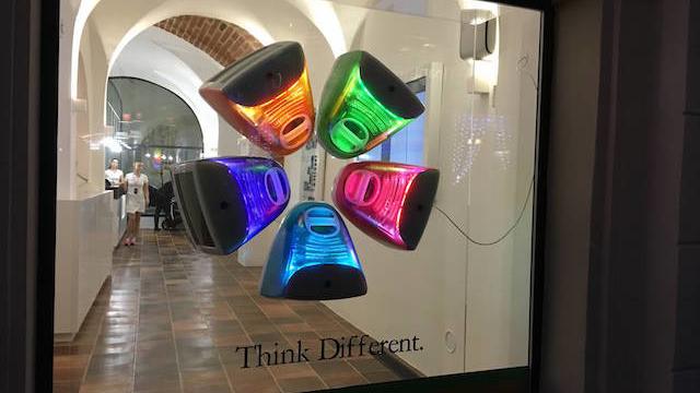 <b>Un muzeu neoficial Apple a fost deschis în Praga şi arată spectaculos</b>Un punct de atracţie nou în Praga, pe lângă multele berarii şi viaţa de noapte este nou deschisul Apple Museum. Acesta e un muzeu neoficial al produselor Apple, care prezintă cea mai mare colecţie privată de gadgeturi şi terminale ale...