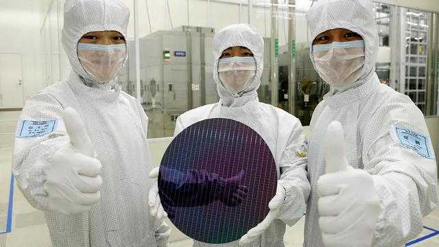<b>Samsung ar urma să dezvolte procesoare pentru AMD începând de anul viitor</b>Se pare că nu doar Qualcomm şi-a pus soarta produsului flagship pe anul 2016 &icirc;n m&acirc;na celor de la Samsung, ci şi AMD mai nou. Astfel, aflăm că gigantul sud coreean va produce chipseturi pentru AMD de la anul. &nbsp; Informaţia e citată...