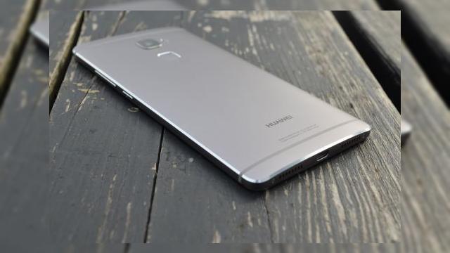 <b>Huawei D8 s-ar putea lansa în 2016 cu procesor Kirin 960 și display Quad HD de 5.5 inch la bord</b>Zvonurile despre device-urile ce urmează a fi lansate în 2016 au început de ceva timp, iar astăzi aflăm detalii referitore la un nou model pregătit de Huawei, companie ce anul acesta a livrat peste 1000 milioane de smartphone-uri la nivel...
