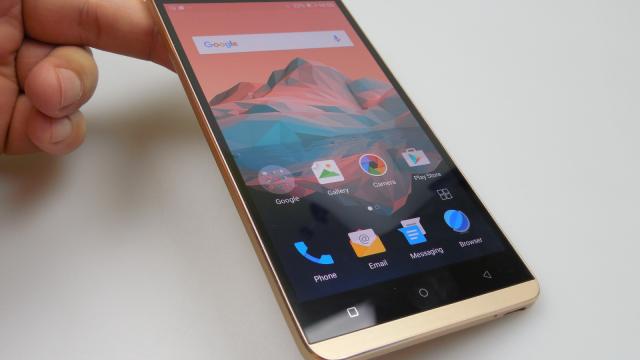 <b>Smartphone-ul Allview V2 Viper X este câștigat de Alexandru Enache, un tânăr din Pitești</b>&Icirc;n ziua de 25 decembrie am organizat și tragerea la sorți pentru desemnarea c&acirc;știgătorului unui Allview V2 Viper X, telefon oferit la concurs &icirc;n parteneriat cu Allview Mobile. Acesta este primul device din portofoliul companiei...