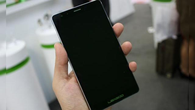 <b>Leagoo Shark 1 este un nou telefon cu baterie de 6.300 mAh, surprinde plăcut şi cu camera de 16 MP şi selfie cu blitz (Video)</b>Leagoo a avut un an excelent, lansând modele de telefoane noi aproape la fel de des ca şi marile companii, iar pentru 2016 planurile sunt şi mai mari. Astfel, Leagoo va fi prezentă la CES 2016, unde va aduce noul handset Shark 1, cu o baterie cu...