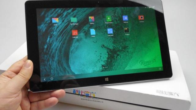 <b>Cube i7 Remix Unboxing: ca un Surface Pro "lite" cu Android şi mult, mult mai accesibil (Video)</b>La Mobilissimo.ro nu prea testăm tablete cu diagonală mare, dar nu puteam spune nu unui produs at&acirc;t de inedit precum Cube i7 Remix. Scoatem din cutie tableta &icirc;n clipul de mai jos şi trebuie să aflaţi că acest model cu diagonală de 11.6...