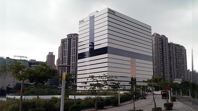 <b>HTC îşi vinde fabrica din Taoyuan către Inventec împreună cu terenul din zonă</b>HTC a anunţat astăzi o tranzacţie, ce presupune v&acirc;nzarea fabricii sale din Taoyuan către Inventec, &icirc;mpreună cu o porţiune de teren din acea zonă. Totul se va finaliza &icirc;n martie, iar suma vehiculată este de 183.46 milioane de...