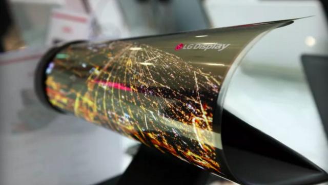 <b>CES 2016: LG prezintă un panou de ecran OLED flexibil cu diagonală de 18 inch</b>Showul american CES aduce mereu prototipuri şi inovaţii &icirc;n cantitate mai mare dec&acirc;t MWC, asta e sigur. Printre noutăţile de la ediţia din acest an se numără şi cele de la standul LG, precum ecranul flexibil de 18 inch de mai jos....