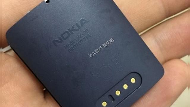 <b>Un prototip de smartwatch Nokia îşi face apariţia în primele imagini; Proiectul ar fi fost abandonat</b>Un prototip foarte interesant de terminal Nokia a apărut astăzi pe web, av&acirc;nd ca sursa reţeaua Baidu din China. E vorba despre un prototip de smartwatch, pe care &icirc;l puteţi admira mai jos şi care ar reprezenta un proiect abandonat de...