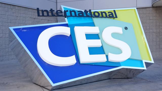 <b>CES 2016: Iată lista producătorilor ce ne-au pregătit evenimente keynote pentru ziua de 5 ianuarie; aflăm și link-urile de live streaming</b>Ziua de mâine stă sub semnul unor lansări multiple de terminale mobile și tablete, anunțuri ce vor avea loc desigur la CES 2016. Printre producătorii ce ne-au pregătit evenimente de tip keynote se află atât nume din industria tech...