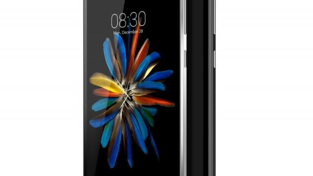 <b>CES 2016: TP-Link intra pe piaţa smartphone, cu un trio de telefoane Android: Neffos C5</b>TP-Link, o companie populară mai degrabă pentru routerele sale, a intrat pe piaţa smartphone la CES 2016, anunţând o serie de telefoane mobile. E vorba despre modelele din seria Neffos C5, care au în comun suportul LTE, cele două sloturi...