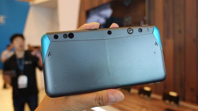 <b>Smartphone-ul Intel Google Tango poate fi rezervat acum pentru suma de 399 dolari</b>În luna august a anului trecut aflam despre un parteneriat destul de interesant încheiat între Intel și Google, acord ce avea să ne aducă un smartphone cu tehnologiile Intel RealSense și Project Tango la bord. Ei bine, de la...