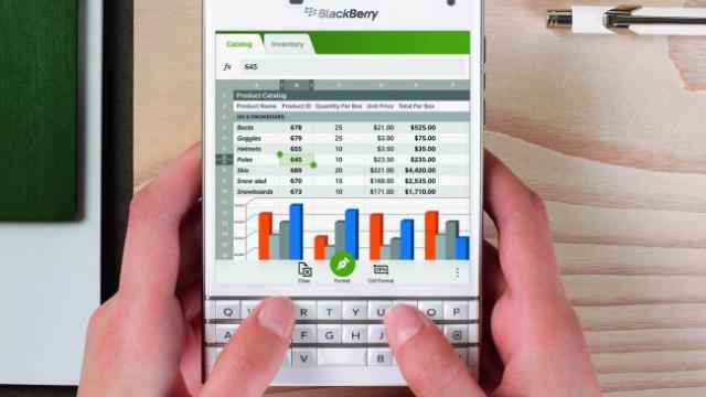 <b>CEO-ul BlackBerry, John Chen afirmă că BlackBerry 10 OS nu a fost casat încă, promite că vom vedea încă un model cu Android în acest an</b>CEO-ul BlackBerry, John Chen a afirmat &icirc;ntr-o postare pe blogul companiei&nbsp;că BlackBerry 10 nu este o platformă casată &icirc;ncă şi a detaliat şi planurile companiei canadiene cu privire la un viitor model cu Android. &nbsp; Se pare că...