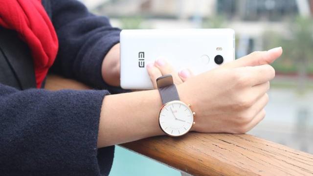 <b>Elephone dezvăluie o serie de fotografii hands-on cu smartwatch-ul W2; iată cum se prezintă acesta</b>Produsele purtabile sunt la ora actuală foarte populare, iar companiile de origine chineză nu ezistă să-și încerce norocul cu asemenea device-uri. Elephone este unul dintre jucătorii din China ce se pregătește pentru anunțul unui prim...