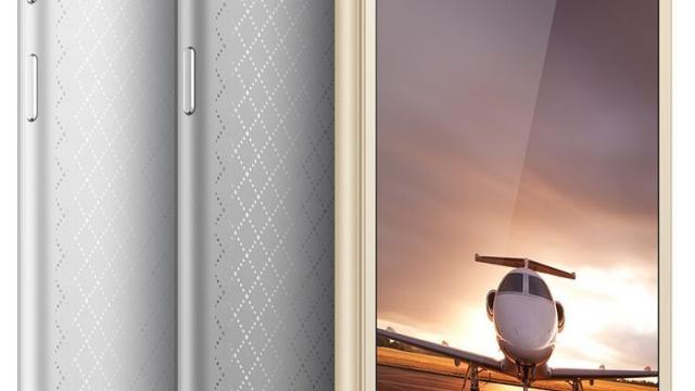 <b>Xiaomi Redmi 3 este deja disponibil la pre-comandă; costă 139.99 dolari pe site-ul unui retailer chinez</b>Doar ieri ce se lansa Xiaomi Redmi 3, și iată că retailerii de origine chineză listează noul produs la pre-comandă. Acest smartphone mid-range poate fi comandat de pe site-ul GeekBuying.com la un preț sună cu adevărat interesant, mai ales dacă...