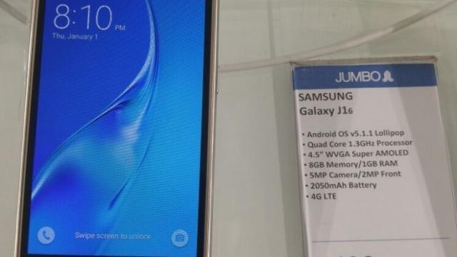 <b>Samsung lansează noul telefon Galaxy J1 2016 în Dubai, fara mare tam-tam; Nou venitul costă 135 dolari</b>Aflam ieri că va exista un model Samsung Galaxy J1 2016, conform unei scăpări, iar astăzi descoperim că terminalul a fost lansat, cel puţin &icirc;n Dubai. Debutul a venit fără mare tam-tam, iar handsetul cu preţ accesibil poate fi admirat mai...
