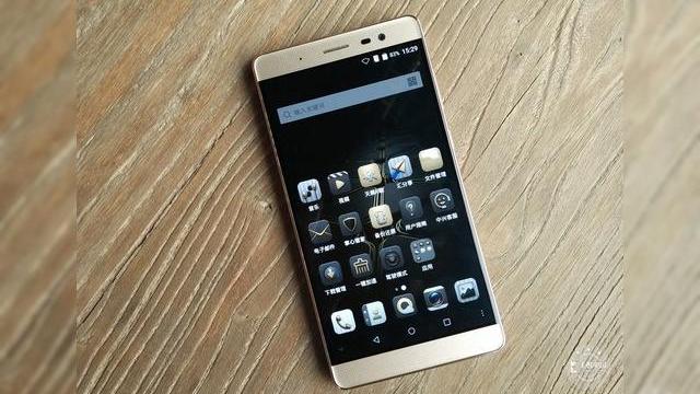 <b>ZTE Axon Max disponibil acum la vânzare în China, la preţ de 425 dolari; Telefon cu ecran de 6 inch, acustică high end</b>ZTE Axon Max era anunţat oficial luna trecută, drept un phablet cu diagonală mare şi acustica high end. Acum iată-l fiind pus &icirc;n v&acirc;nzare &icirc;n China, la preţul de 425 de dolari şi mai jos aflaţi ce ne rezervă acest model. &nbsp;...