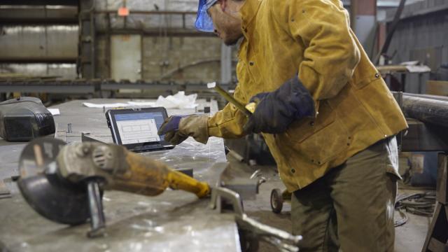 <b>Dell lansează în România tableta Latitude 12 Rugged, un model rezistent la apă, nisip şi medii dure</b>Dell a lansat astăzi în România o nouă tableta din gama Latitude, de această dată un model rezistent la apă, praf şi construită pentru utilizarea în medii dure. Terminalul poartă numele de Dell Latitude 12 Rugged şi e detaliat...