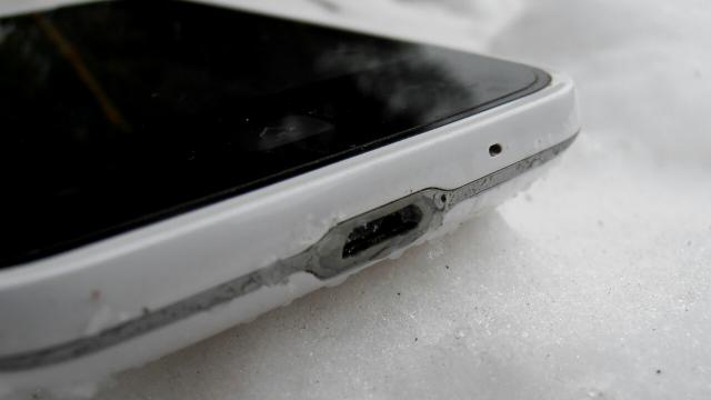 <b>Cum afectează temperaturile scăzute telefoanele noastre</b>Temperaturile scăzute și celelalte fenomene legate de anotimul &icirc;n care ne aflăm pot avea consecințe destul de grave asupra device-urilor noastre. Pe l&acirc;ngă faptul că putem aluneca pe gheață și telefonul nostru poate suferi avarii,...