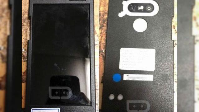 <b>Flagship-ul LG G5 apare în noi fotografii spion ce scot la iveală prezența unui port USB Type-C și a unui corp metalic</b>Vedeam în urmă cu ceva timp o primă imagine cu flagship-ul LG G5, material ce prezenta camera foto duală pe care acest model o va aduce la pachet. După alte câteva zile iată că noul smartphone pregătit de sud-coreeni se afișează de...