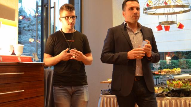 <b>QuickMobile.ro anunţă triplarea profitului în 2015 fata de 2014, ajungând la aproape un milion de euro anul trecut</b>Grupul QuickMobile a anunţat rezultatele financiare pe anul trecut, incheiand anul 2015 cu un profit de 950.000 de euro, de 3 ori mai mare faţă de 2014. Compania se ocupă cu afaceri de distribuţie şi retail pentru electronice şi produse IT&C....