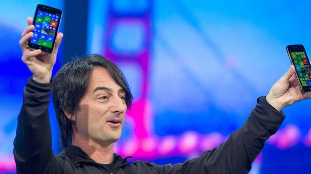 <b>Smartphone-ul Surface ar putea fi anunțat curând; pagina surfacephone.com ne redirecționează acum către Microsoft</b>Zvonurile despre Surface Phone circulă &icirc;n media de o bună perioadă de timp, un smartphone ce cu dotări ultra high-end destinat fanilor sistemului de operare Windows. Device-ul &icirc;n cauză a primit și o pagină web dedicată -...